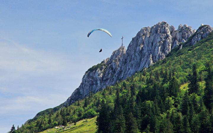Gleitschirmfliegen vor der Kampenwand