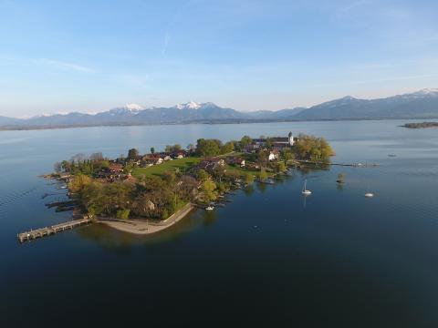 Fraueninsel aus der Luft Blickrichtung Berge