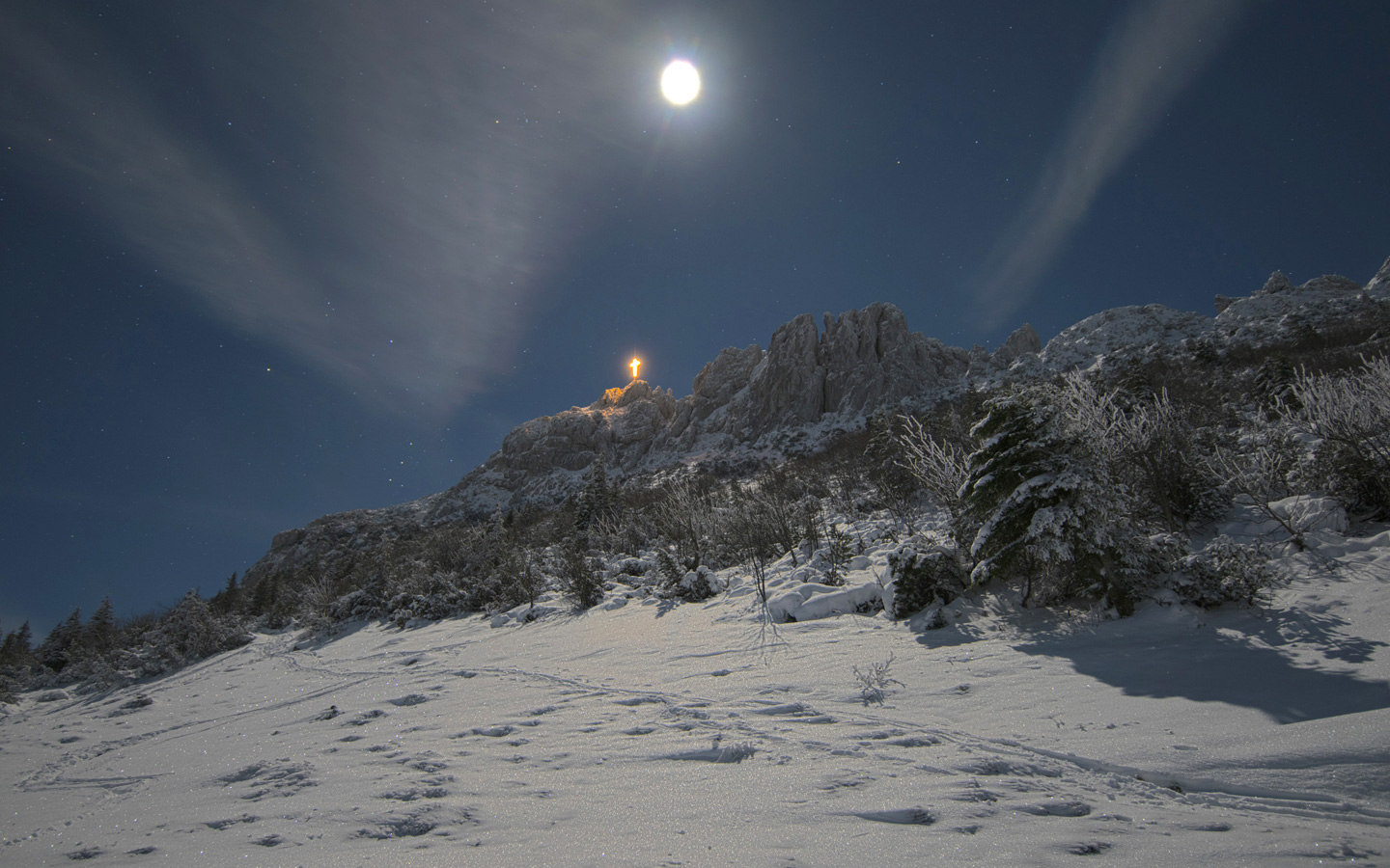 Beleuchtetes Gipfelkreuz auf der Kampenwand